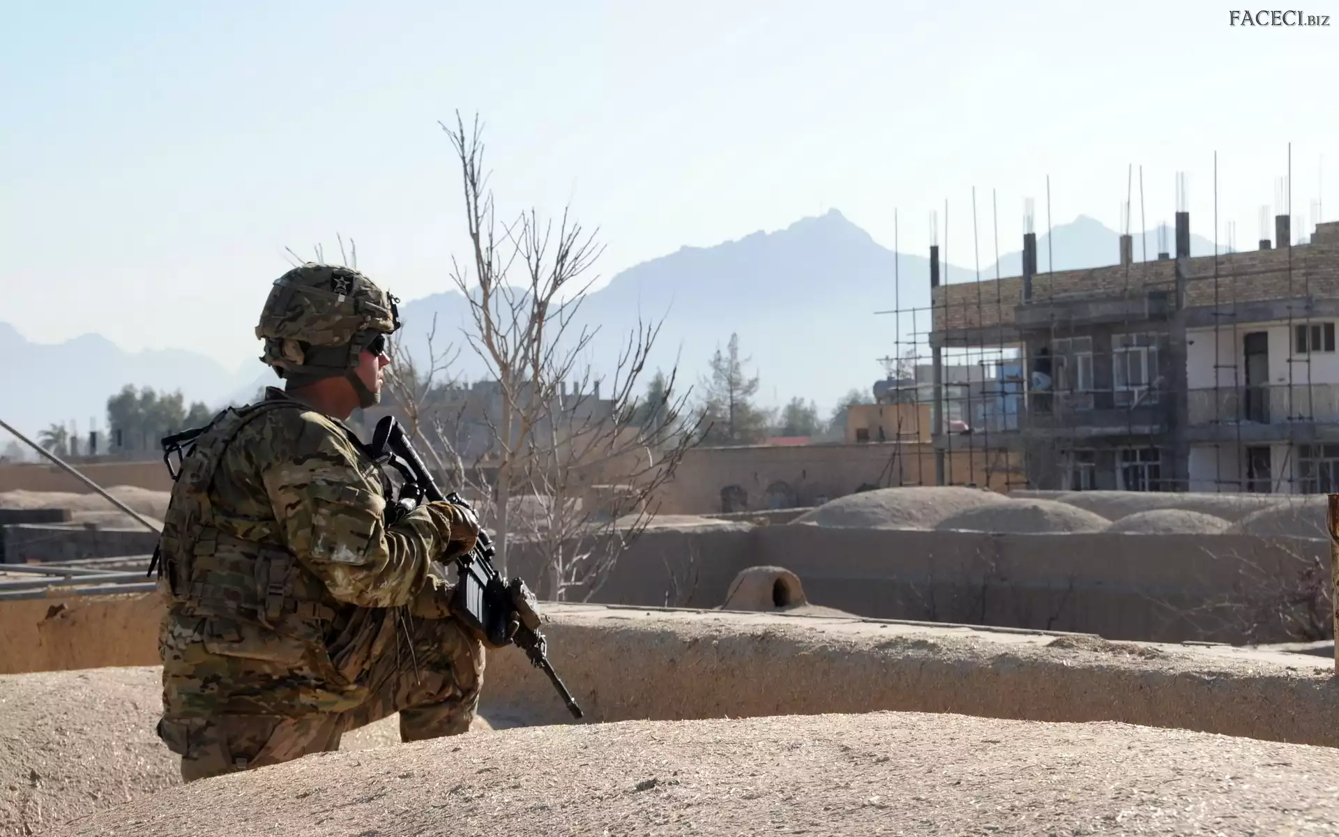 Budynek, Żołnierz, Karabin